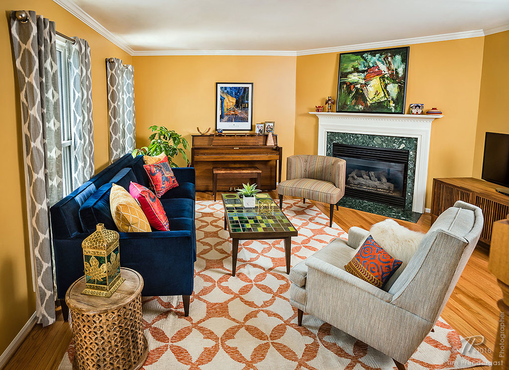 Свежая идея для дизайна: маленькая изолированная гостиная комната в стиле модернизм с желтыми стенами, светлым паркетным полом, стандартным камином, фасадом камина из камня и отдельно стоящим телевизором для на участке и в саду - отличное фото интерьера