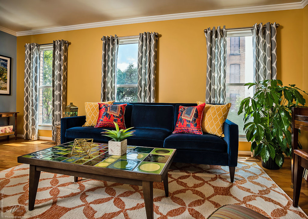 Свежая идея для дизайна: маленькая изолированная гостиная комната в стиле модернизм с желтыми стенами, светлым паркетным полом, стандартным камином, фасадом камина из камня и отдельно стоящим телевизором для на участке и в саду - отличное фото интерьера