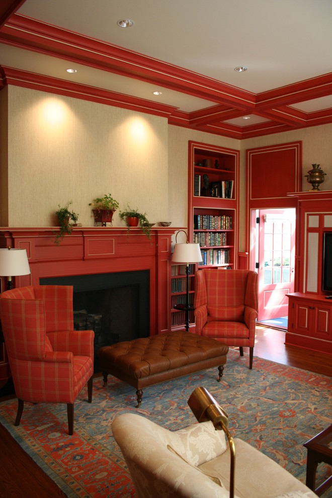 Foto di un soggiorno classico di medie dimensioni e chiuso con sala formale, pareti beige, parquet scuro, nessun camino e parete attrezzata