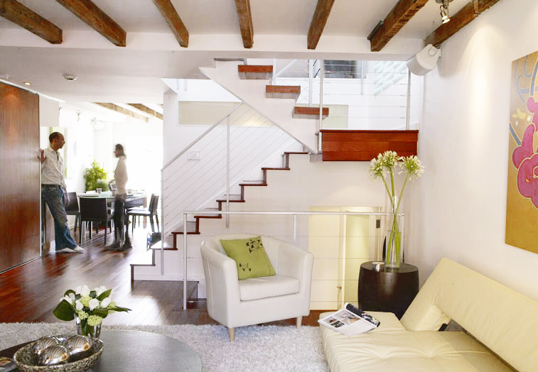 Idee per un soggiorno moderno di medie dimensioni e aperto con pareti bianche, pavimento in legno massello medio e pavimento marrone