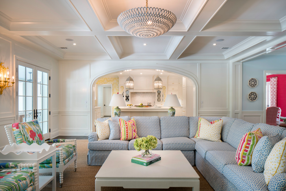 Immagine di un soggiorno stile marinaro con pareti bianche, parquet scuro e pavimento marrone