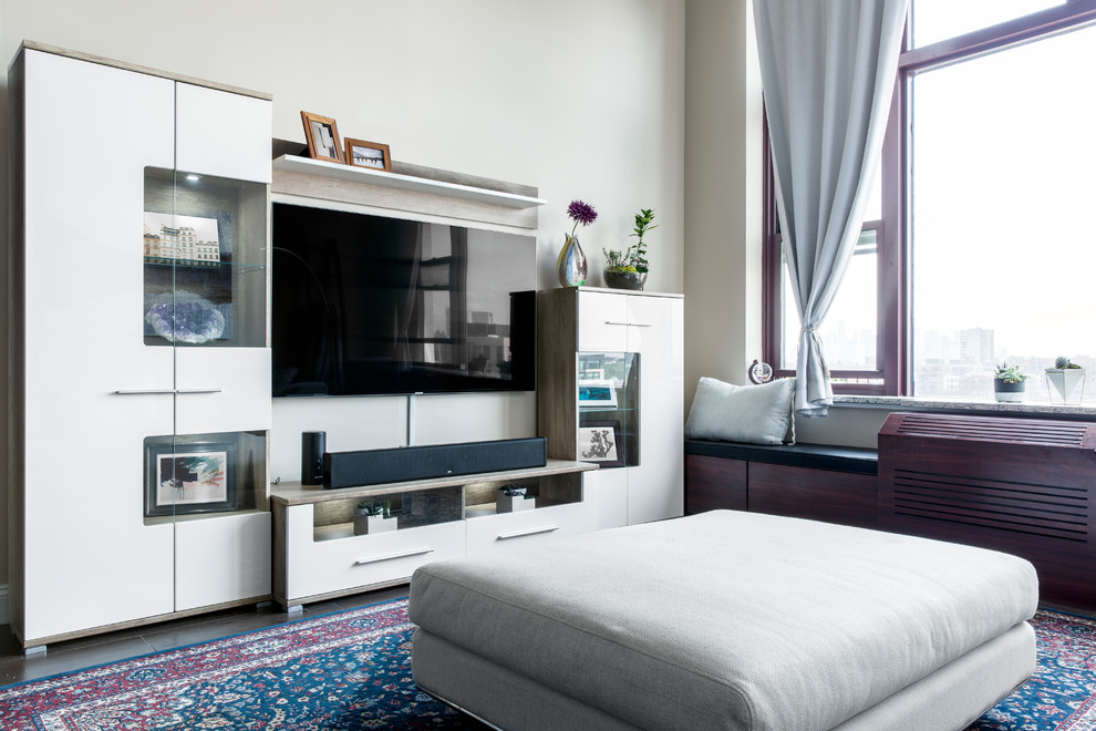 Idee per un piccolo soggiorno contemporaneo aperto con pareti beige, parquet scuro, TV a parete e pavimento marrone