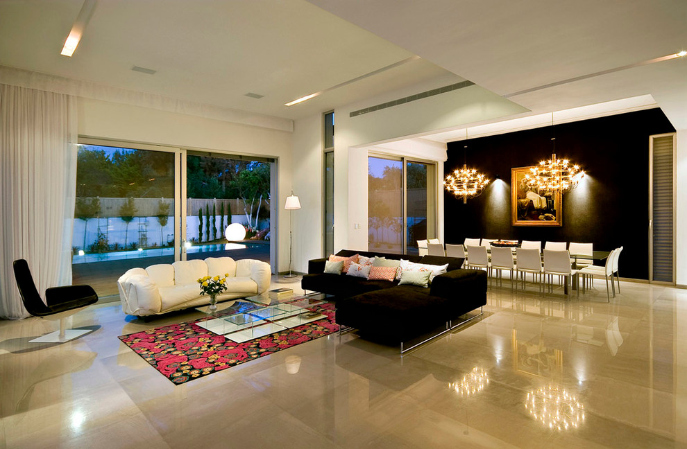 Exemple d'un salon moderne avec canapé noir.