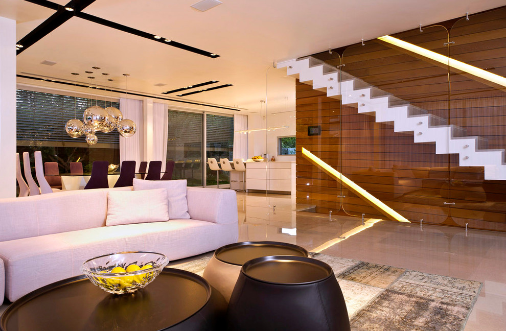 Свежая идея для дизайна: гостиная комната в современном стиле с красивыми шторами - отличное фото интерьера