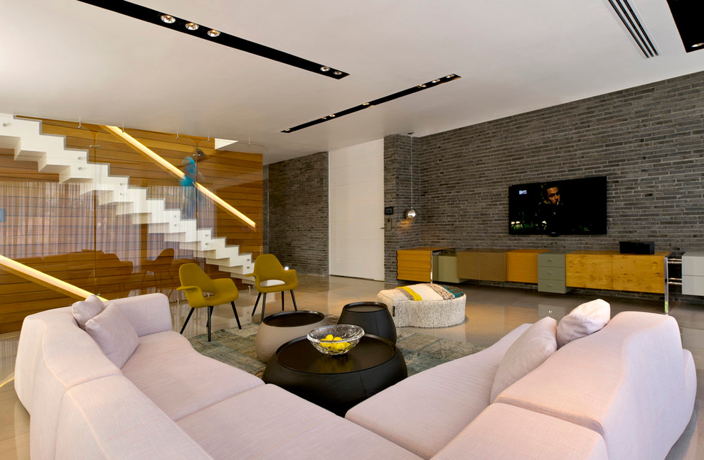 Пример оригинального дизайна: гостиная комната в современном стиле с красивыми шторами
