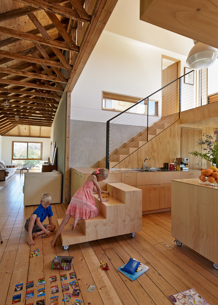 Kleines Modernes Wohnzimmer im Loft-Stil mit weißer Wandfarbe und braunem Holzboden in Melbourne
