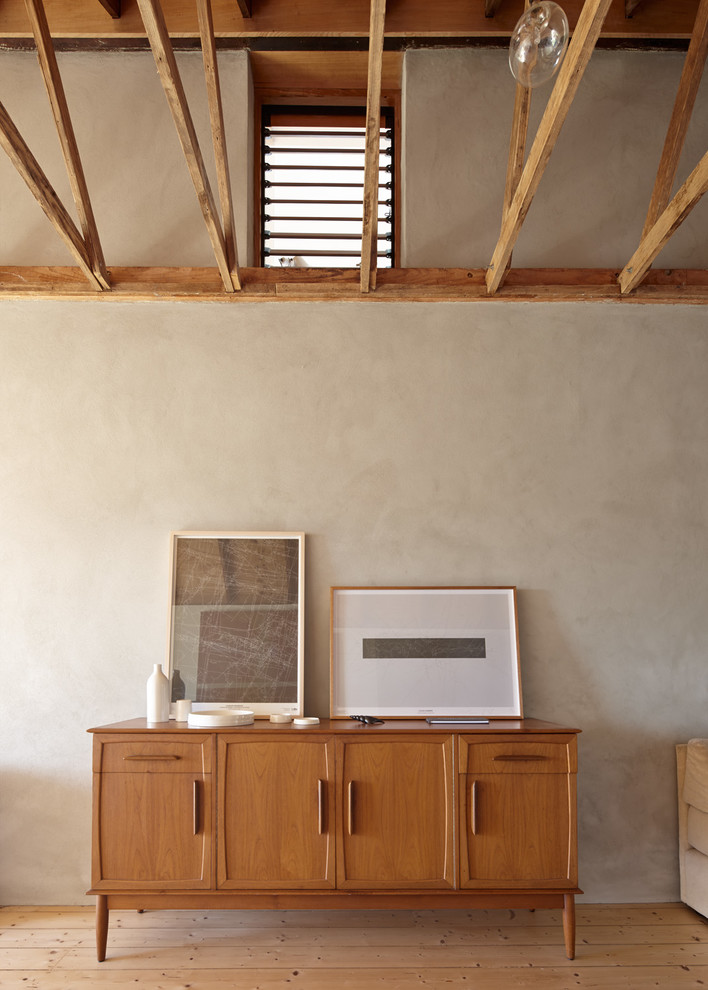 Foto di un piccolo soggiorno country aperto con pareti beige e pavimento in legno massello medio