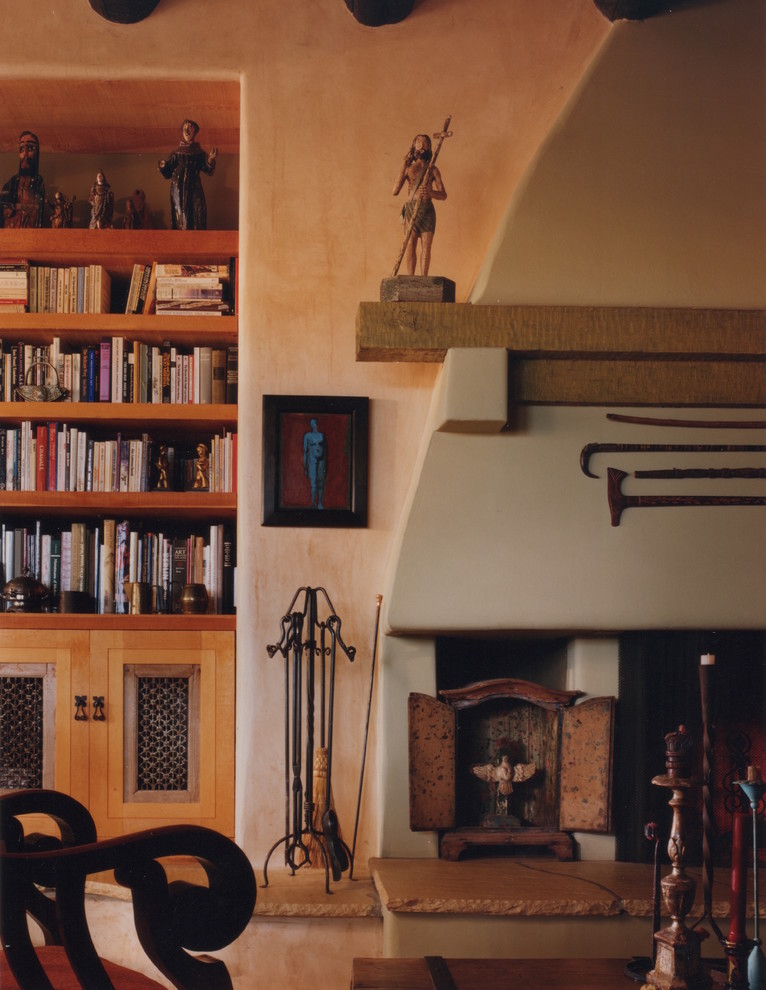 Foto de biblioteca en casa abierta bohemia de tamaño medio con paredes blancas, todas las chimeneas y marco de chimenea de yeso