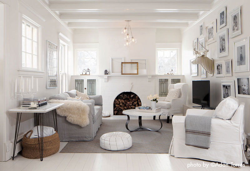 Пример оригинального дизайна: изолированная гостиная комната среднего размера в современном стиле с белыми стенами, деревянным полом, стандартным камином, фасадом камина из кирпича и отдельно стоящим телевизором