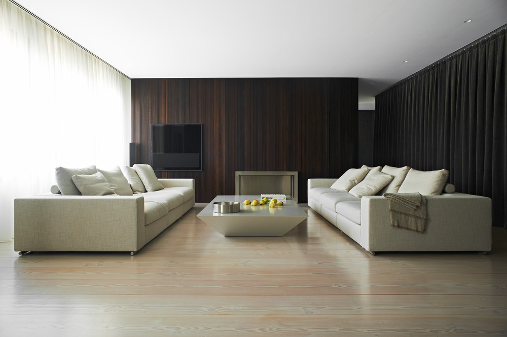 Großes, Repräsentatives, Offenes Modernes Wohnzimmer mit brauner Wandfarbe, hellem Holzboden, Kamin, Kaminumrandung aus Metall und TV-Wand in Sonstige