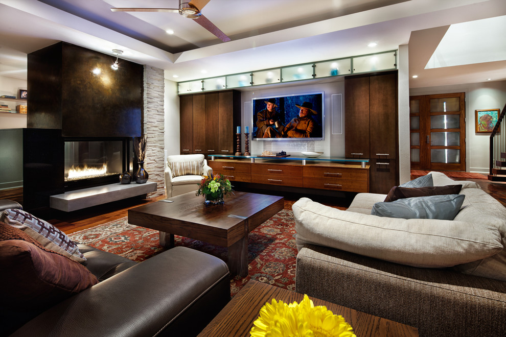 Mittelgroßes, Offenes Modernes Wohnzimmer mit Tunnelkamin, braunem Holzboden und TV-Wand in Austin