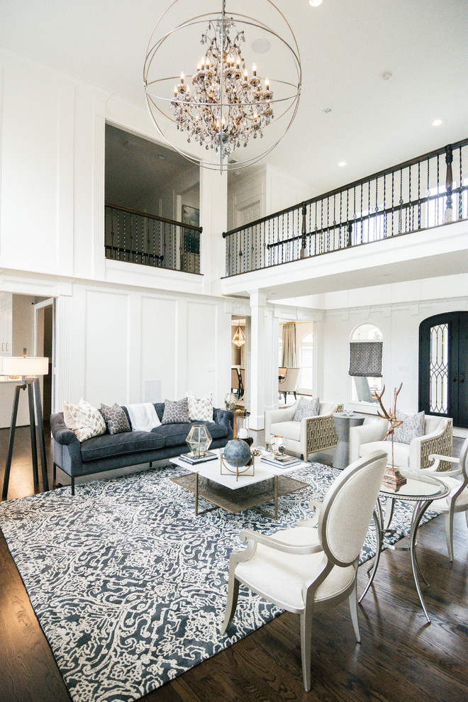 Repräsentatives Klassisches Wohnzimmer ohne Kamin mit weißer Wandfarbe, dunklem Holzboden und braunem Boden in Atlanta