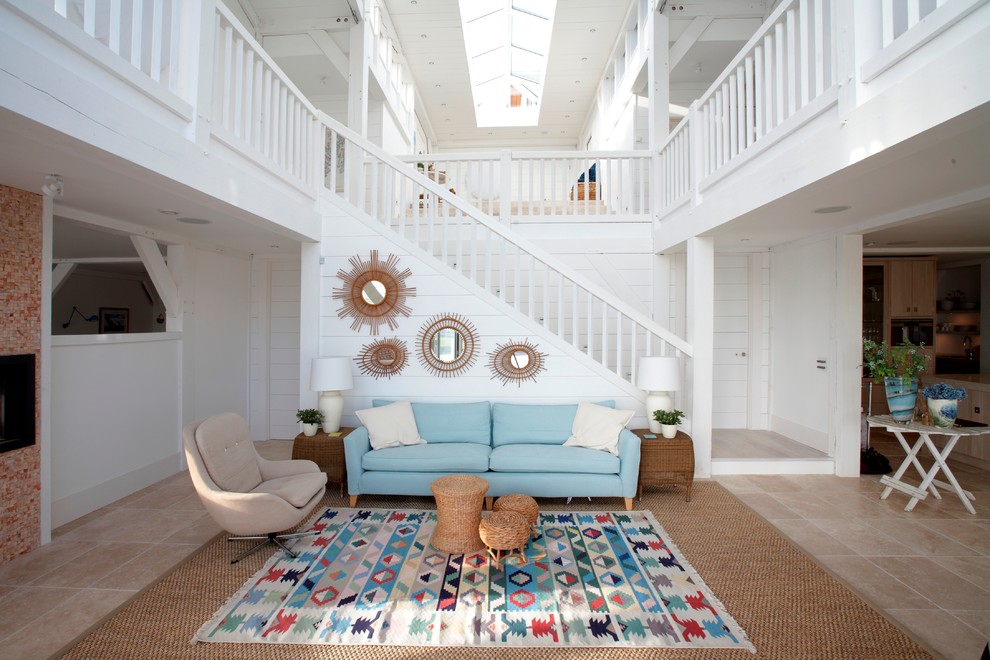 Ispirazione per un grande soggiorno stile marinaro con pareti bianche e pavimento con piastrelle in ceramica