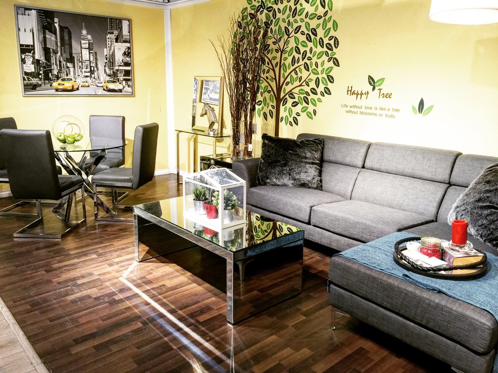 Idee per un piccolo soggiorno industriale aperto con pareti gialle e pavimento in laminato