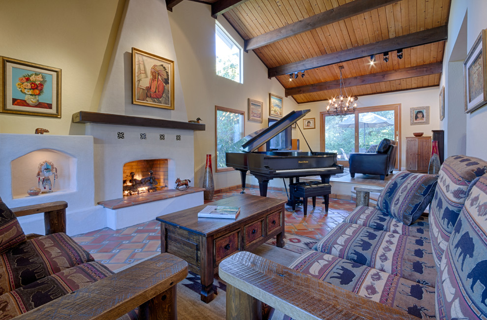 Imagen de salón para visitas abierto de estilo americano grande sin televisor con todas las chimeneas y marco de chimenea de yeso