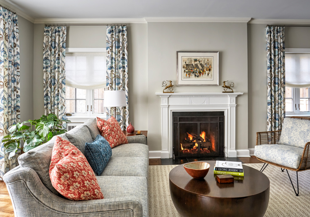 Mittelgroßes, Abgetrenntes Klassisches Wohnzimmer mit beiger Wandfarbe, braunem Holzboden, Kamin, Kaminumrandung aus Stein und braunem Boden in Chicago