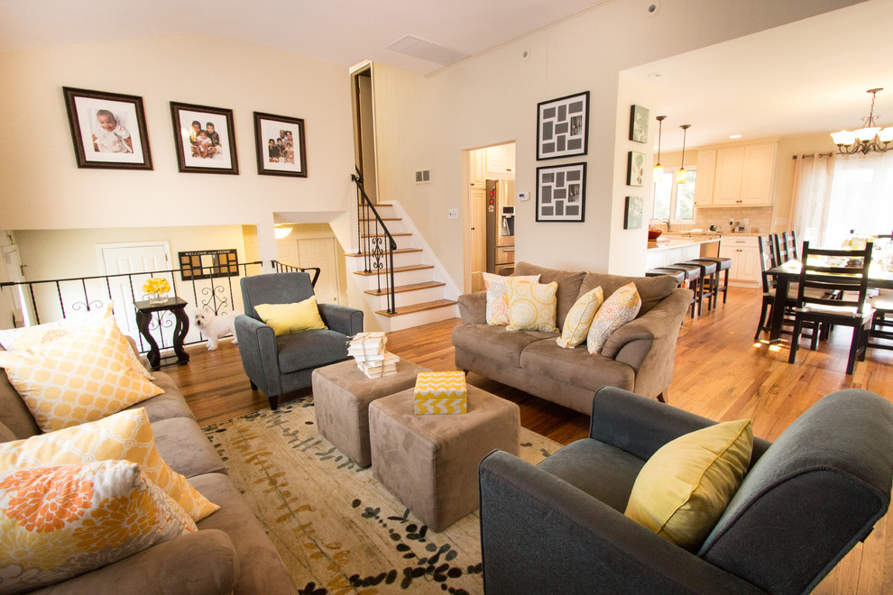 Immagine di un soggiorno chic di medie dimensioni e aperto con pareti beige, pavimento in legno massello medio e TV a parete