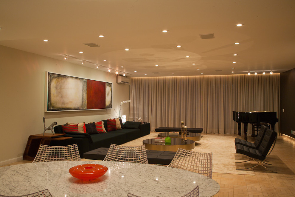 Свежая идея для дизайна: открытая гостиная комната среднего размера в стиле модернизм с домашним баром, желтыми стенами и полом из бамбука без телевизора - отличное фото интерьера