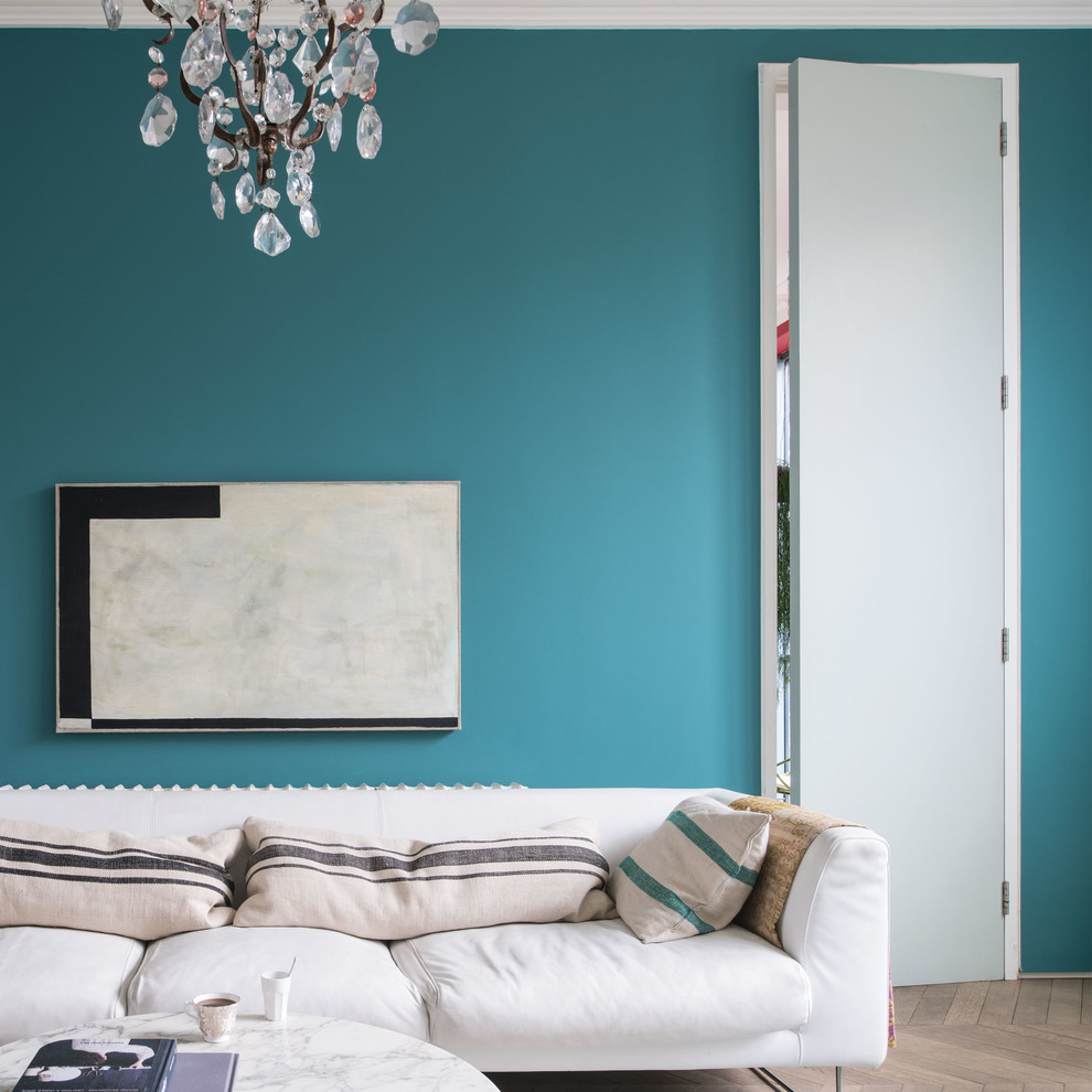 ドーセットにあるトランジショナルスタイルのおしゃれなリビング (青い壁、無垢フローリング、茶色い床) の写真