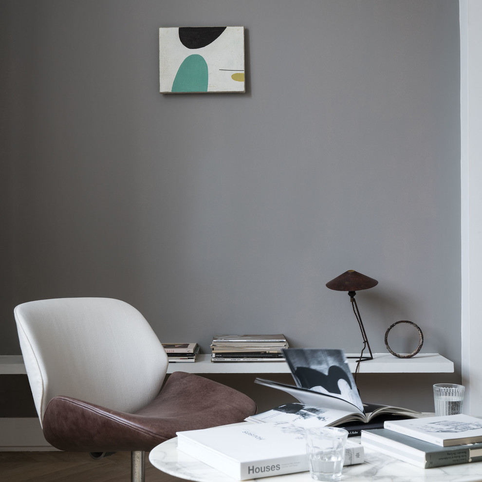 Modernes Wohnzimmer mit grauer Wandfarbe in Dorset
