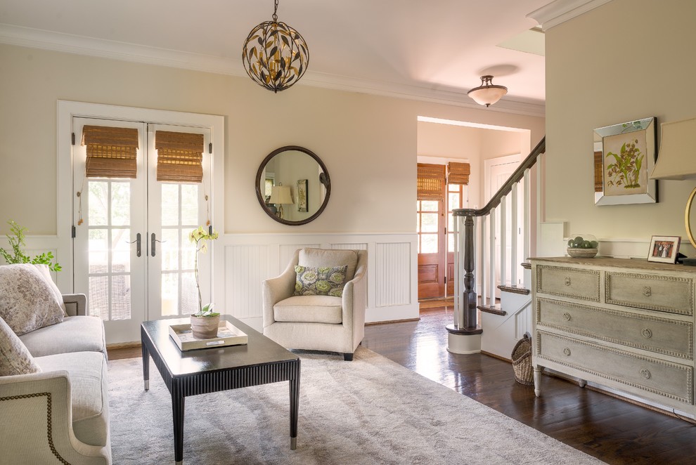 Mittelgroßes, Offenes Klassisches Wohnzimmer mit beiger Wandfarbe und braunem Holzboden in New York