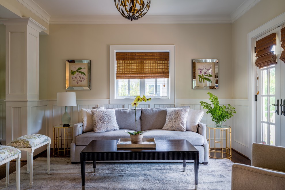 Imagen de salón abierto clásico renovado de tamaño medio con paredes beige y suelo de madera en tonos medios