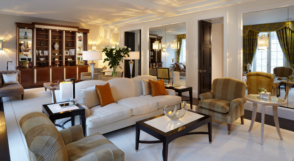 Immagine di un grande soggiorno tradizionale aperto con sala formale, pareti beige e parquet scuro