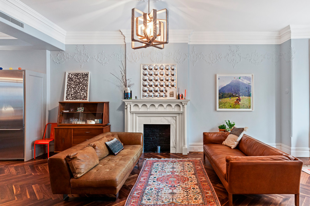 Exemple d'un salon éclectique ouvert avec une salle de réception, un mur bleu, parquet foncé, une cheminée standard, un manteau de cheminée en pierre, aucun téléviseur et un sol marron.