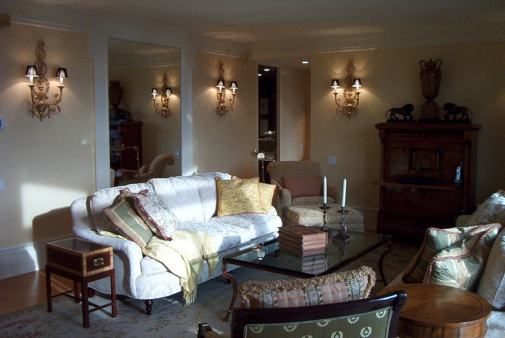 Immagine di un soggiorno classico
