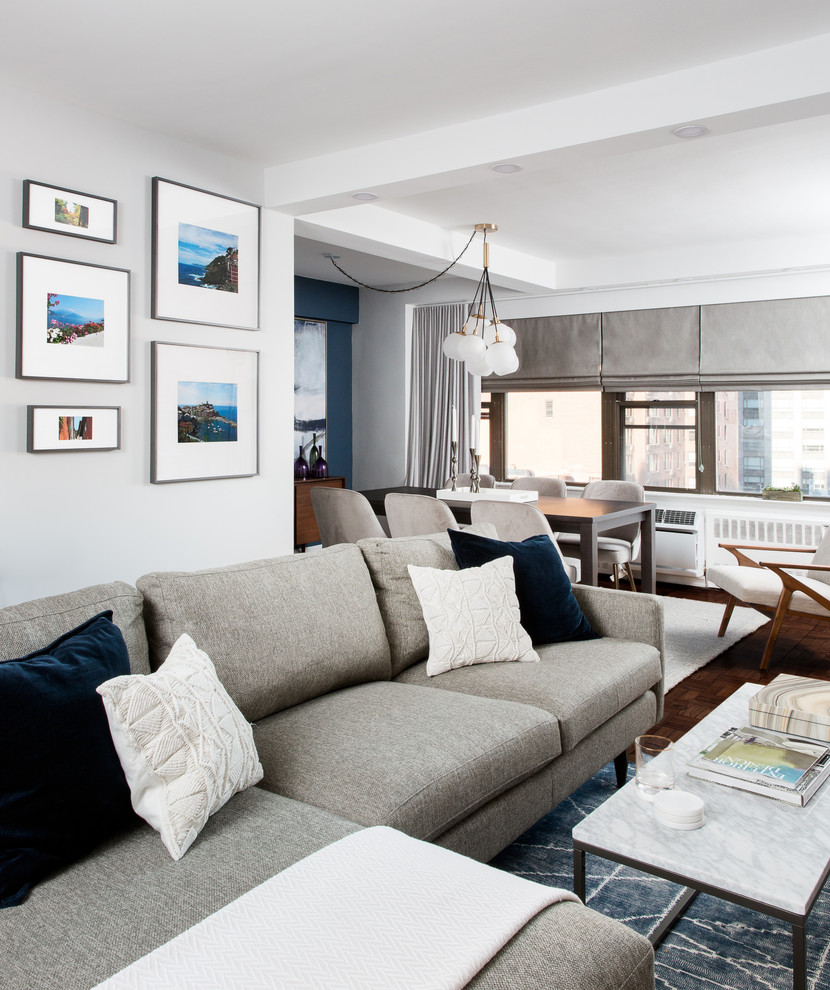 Kleines Modernes Wohnzimmer mit Hausbar, weißer Wandfarbe, dunklem Holzboden und braunem Boden in New York