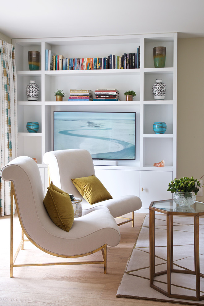 Immagine di un grande soggiorno minimalista aperto con parquet chiaro, stufa a legna, cornice del camino in pietra e TV a parete