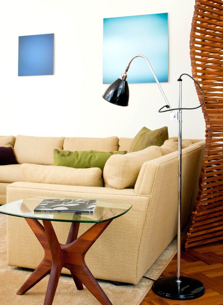 Immagine di un soggiorno moderno con pareti bianche e pavimento in legno massello medio