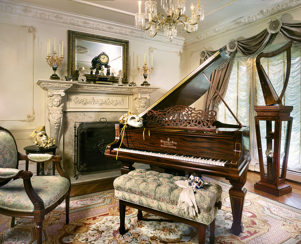Imagen de salón con rincón musical clásico sin televisor con paredes beige y todas las chimeneas