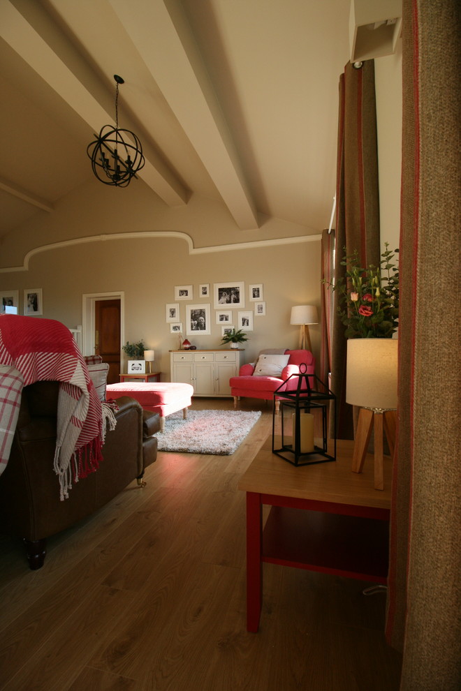 На фото: большая открытая гостиная комната в стиле кантри с коричневыми стенами, полом из ламината, печью-буржуйкой и фасадом камина из камня без телевизора