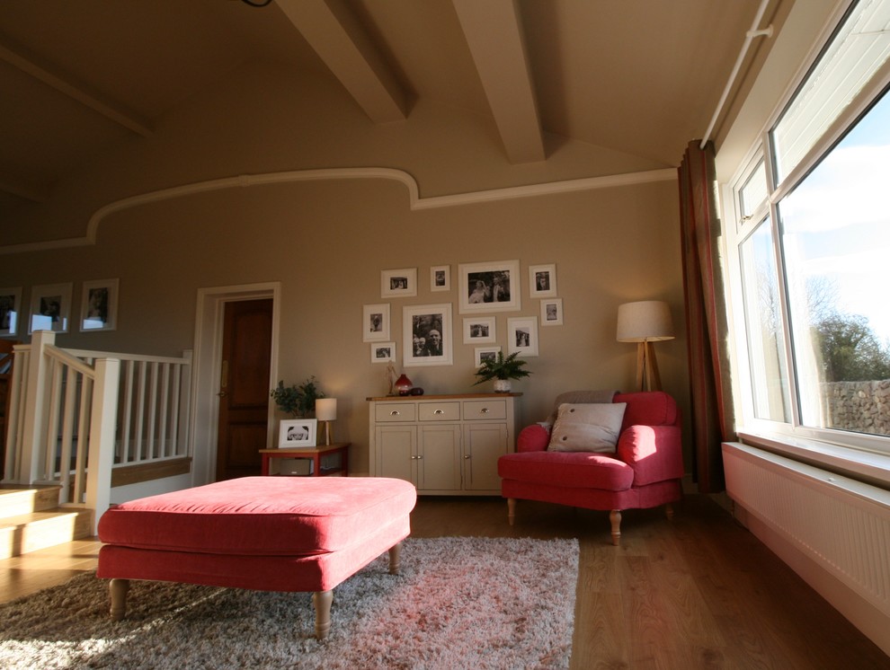 Источник вдохновения для домашнего уюта: большая открытая гостиная комната в стиле кантри с коричневыми стенами, полом из ламината, печью-буржуйкой и фасадом камина из камня без телевизора
