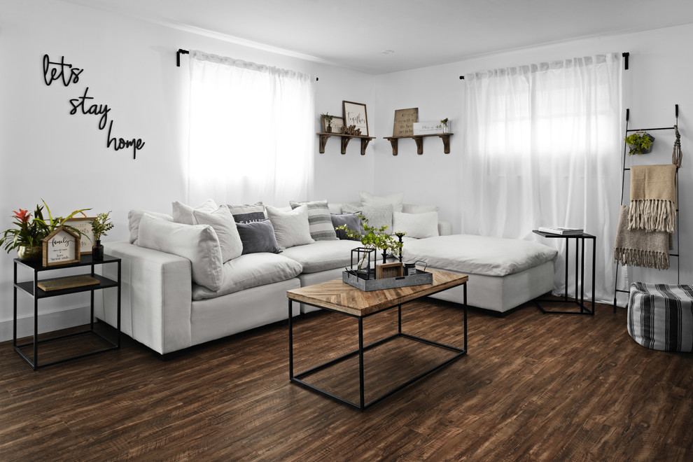 Mittelgroßes, Offenes Country Wohnzimmer ohne Kamin mit weißer Wandfarbe, Vinylboden, TV-Wand und braunem Boden in Miami
