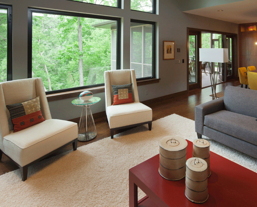 Ejemplo de salón para visitas abierto minimalista grande sin televisor con paredes grises, suelo de madera en tonos medios y suelo beige