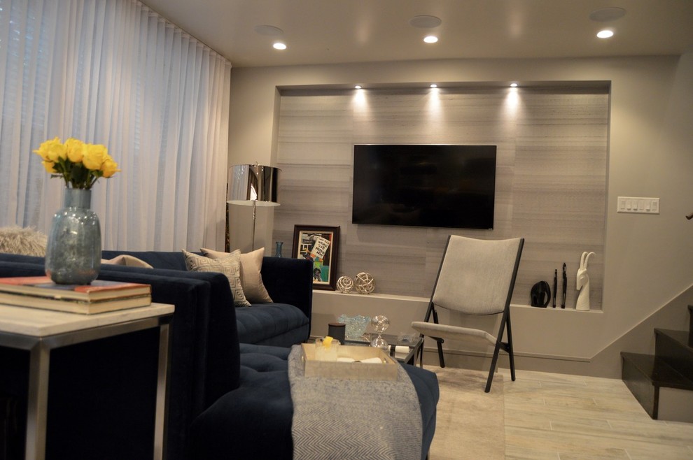 Bild på ett mellanstort funkis separat vardagsrum, med ett finrum, beige väggar, klinkergolv i porslin, en väggmonterad TV och beiget golv