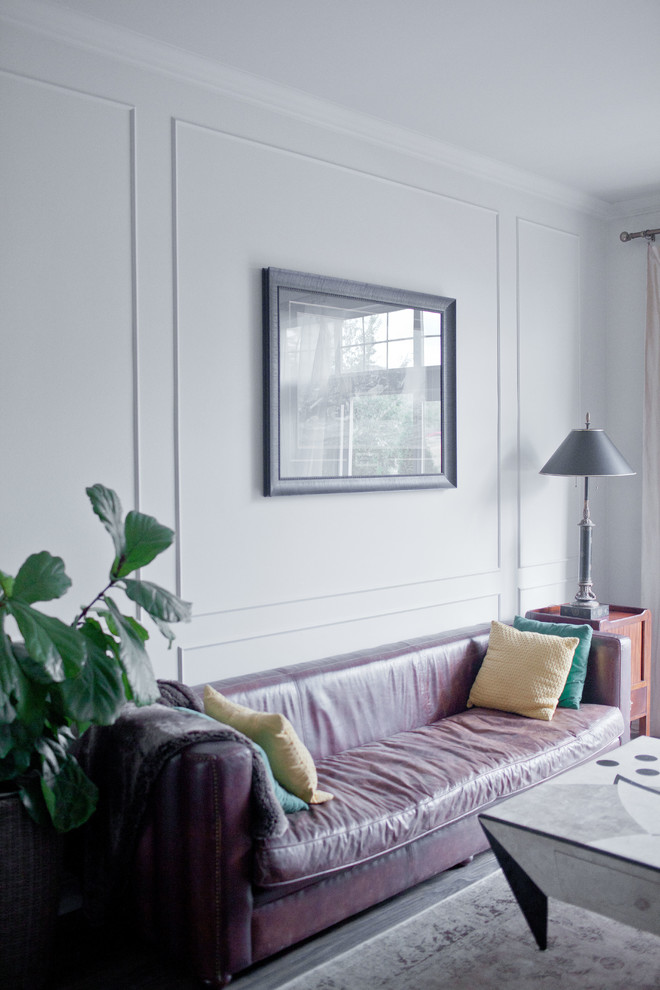 Mittelgroßes, Offenes, Fernseherloses Klassisches Wohnzimmer mit grauer Wandfarbe, hellem Holzboden, Kamin und Kaminumrandung aus Stein in Seattle