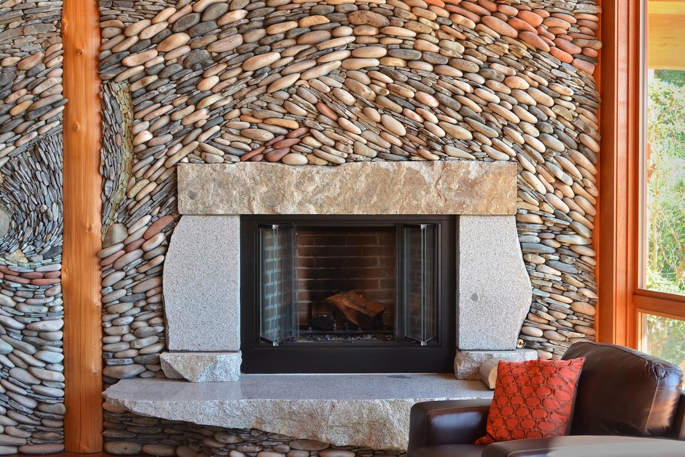 Idée de décoration pour un salon chalet avec une cheminée d'angle et un manteau de cheminée en pierre.