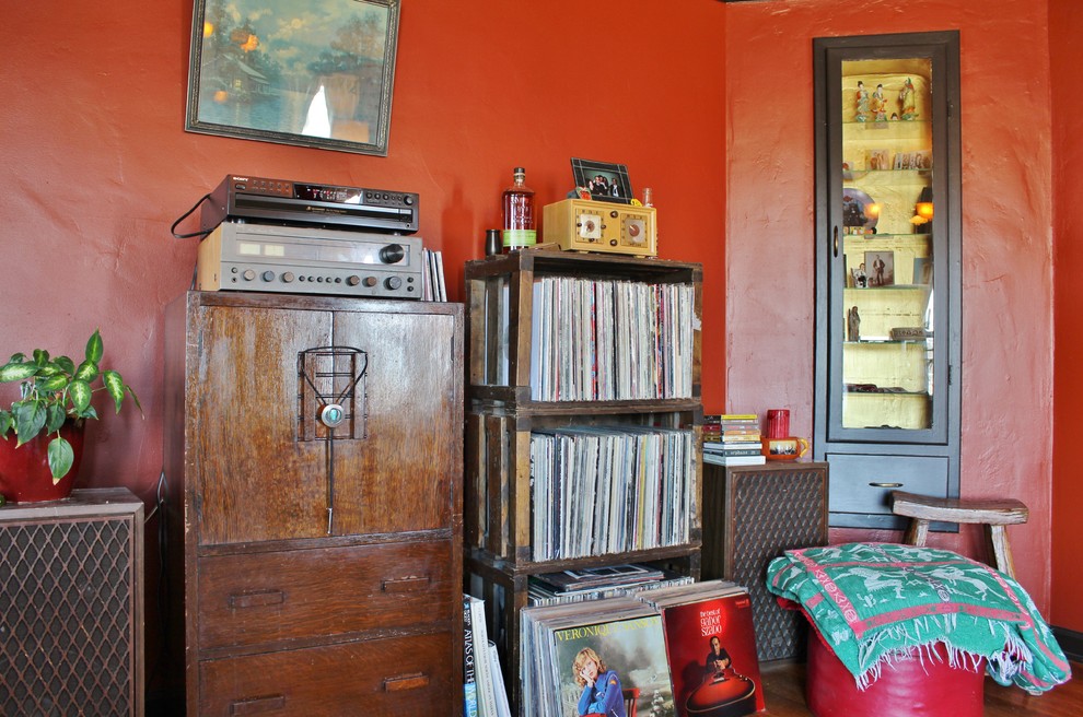 Inspiration pour un salon bohème fermé avec un mur rouge, une cheminée standard et un manteau de cheminée en carrelage.