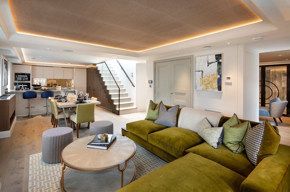 Стильный дизайн: открытая гостиная комната в современном стиле с паркетным полом среднего тона, коричневым полом и белыми стенами без камина - последний тренд