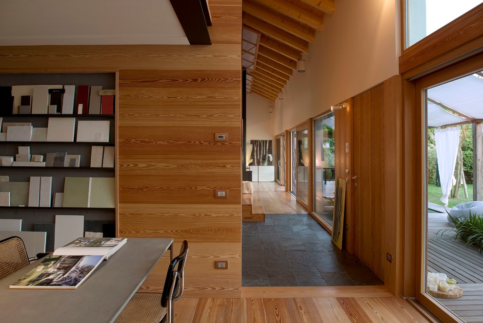 Ejemplo de salón moderno con paredes beige y suelo de madera en tonos medios