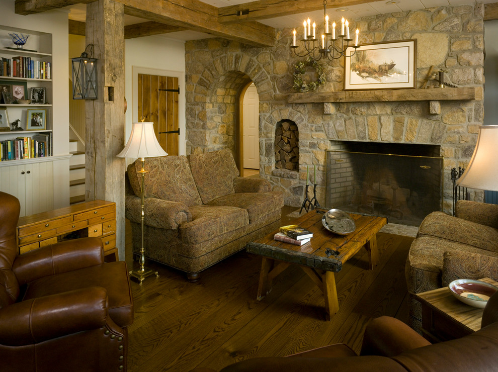 Aménagement d'un salon classique ouvert avec un mur beige, parquet foncé, une cheminée standard et un manteau de cheminée en pierre.