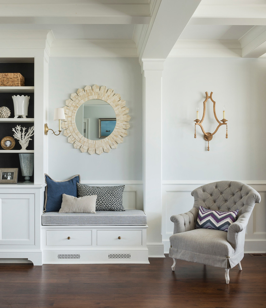 Immagine di un soggiorno vittoriano con parquet scuro e pareti bianche