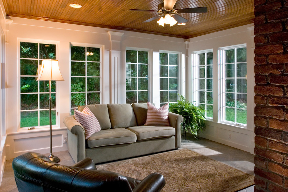Foto di un soggiorno classico di medie dimensioni e chiuso con pareti bianche e pavimento in ardesia