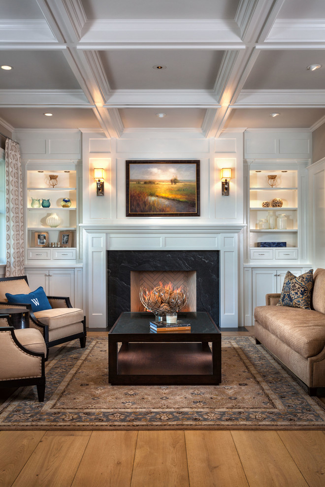 Foto di un soggiorno classico con sala formale, pareti bianche, pavimento in legno massello medio e camino classico