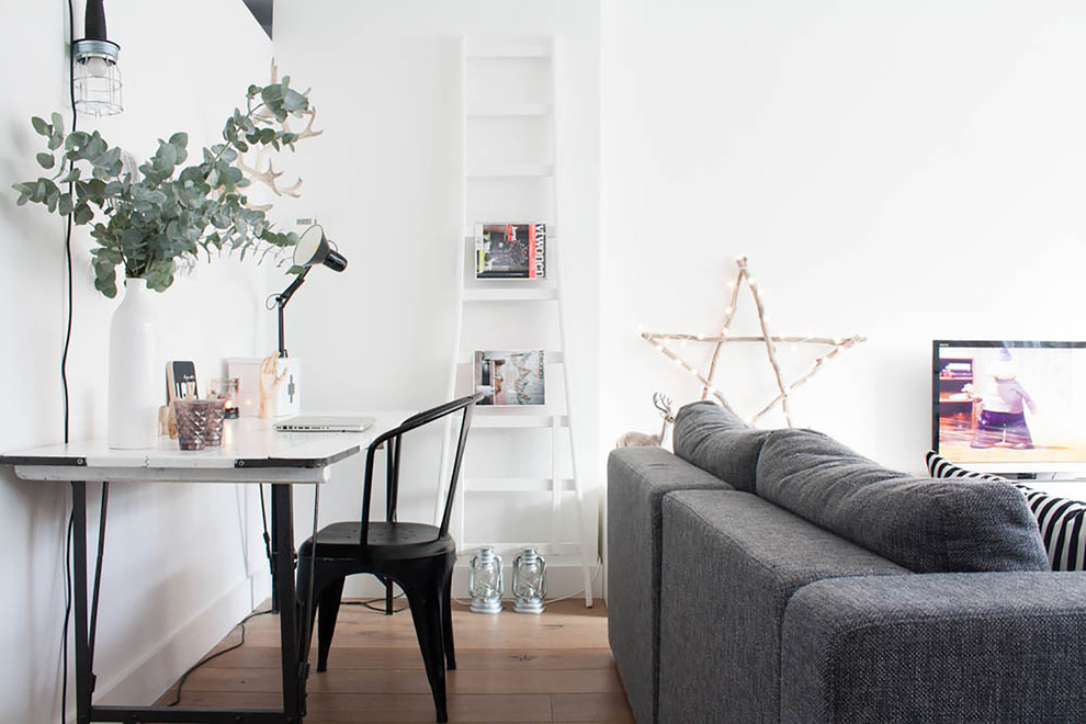 Свежая идея для дизайна: гостиная комната в стиле фьюжн с белыми стенами - отличное фото интерьера