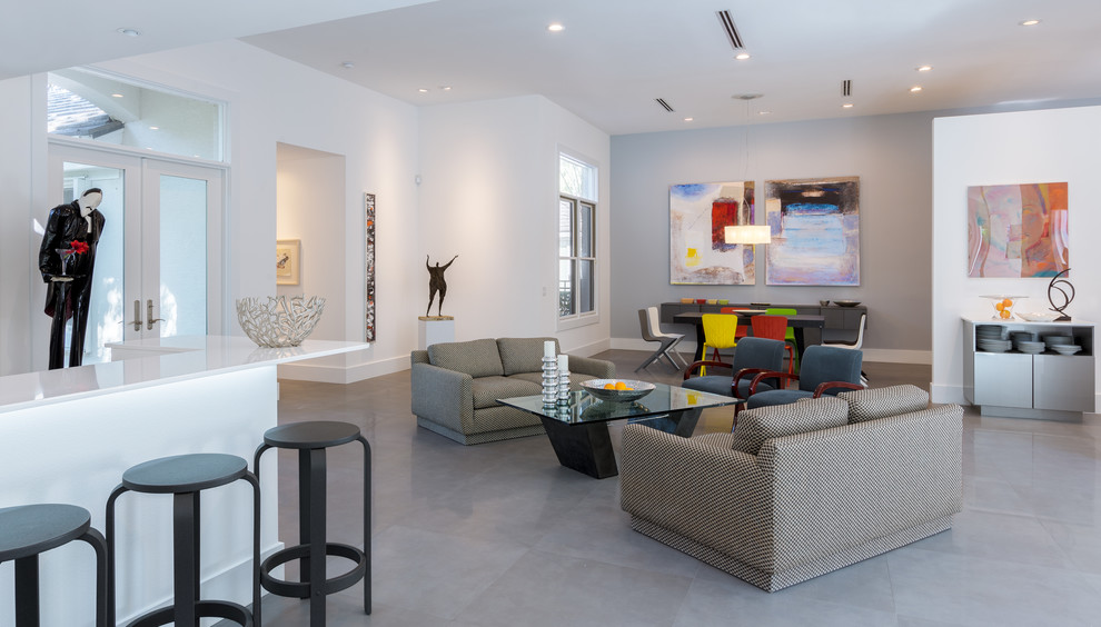 Imagen de salón para visitas abierto clásico renovado de tamaño medio sin televisor con paredes blancas y suelo gris