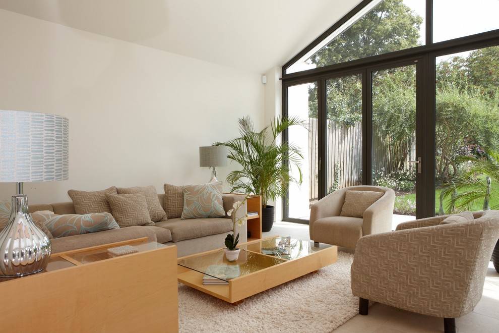 Ispirazione per un soggiorno minimal di medie dimensioni e chiuso con pareti beige e pavimento in legno massello medio